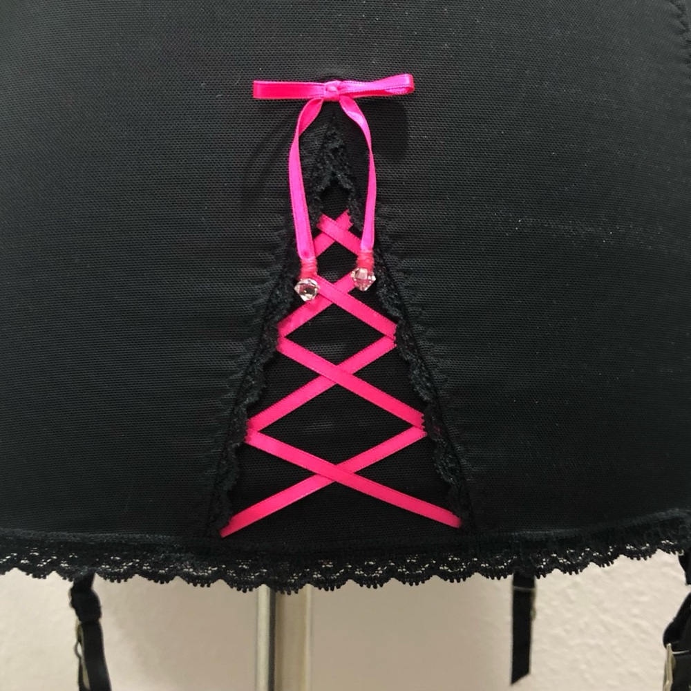 Gorgeous Victoria's Secret Garter Slip with Black Lace Applique', 34B, NWOT - Picture 4 of 8